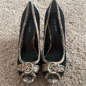 Snake skin heels size 8M Nine West
